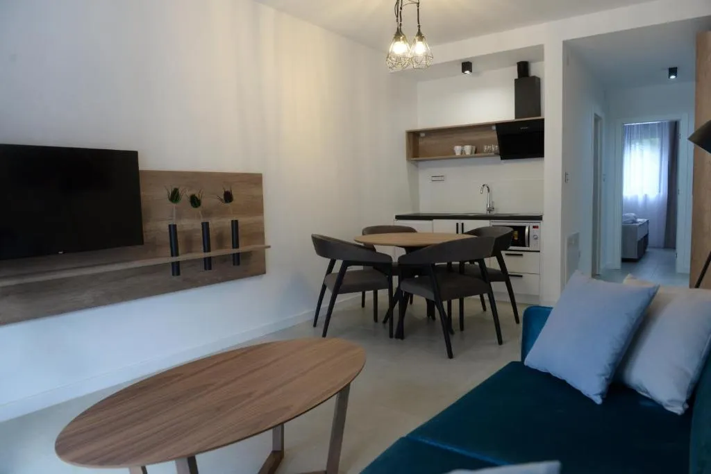 Bračni krevet i kauč u superior apartmanu