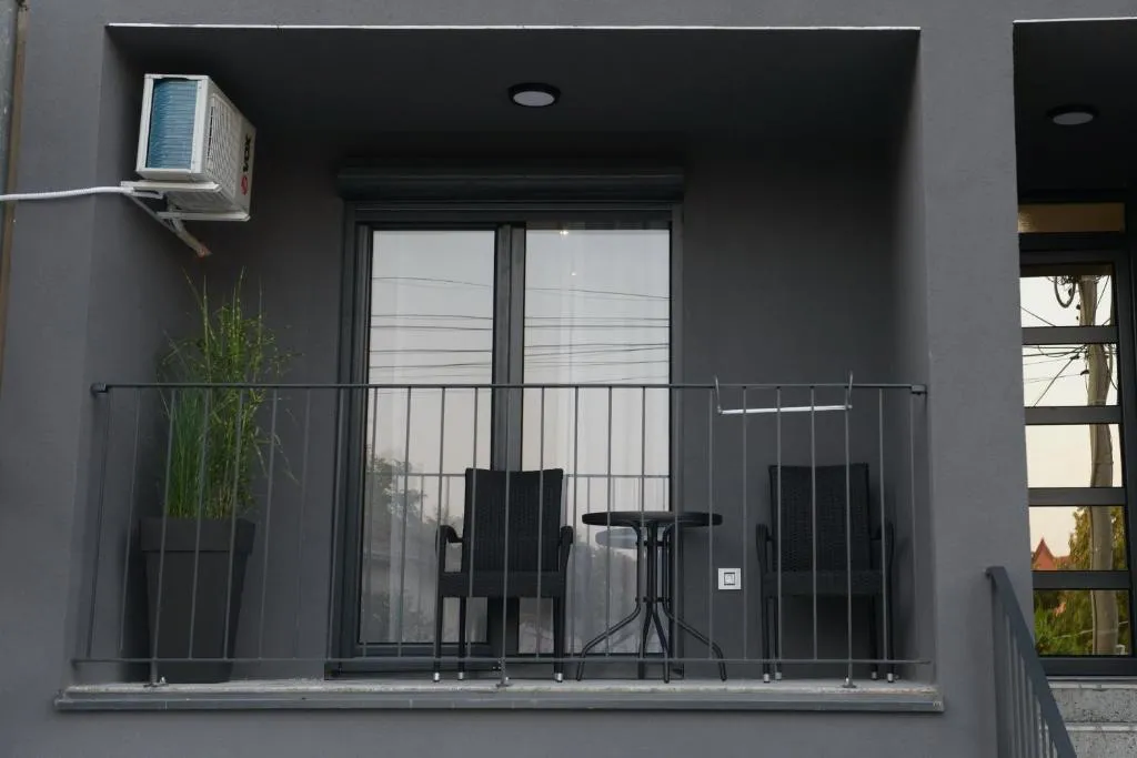 Bračni krevet i kauč u Studio apartmanu